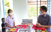 Thăm gia đình nhân viên bệnh viện làm nhiệm vụ chống dịch