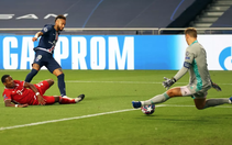 Những khoảnh khắc Neuer cứu thua xuất thần giúp Bayern vô địch