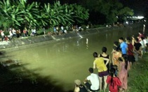 Bốn ông cháu đi xe máy thăm đồng lao xuống kênh, hai cháu chết, ông mất tích