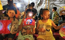 Bánh kẹo Trung thu trong túi giấy tự gấp tặng các em