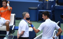 Đánh bóng trúng nữ trọng tài, Djokovic nói: 'Bả đâu có đi viện đâu'