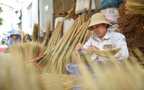 Xóm chổi Sài Gòn nhộn nhịp nhờ dịp tết nhà nào cũng sắm chổi mới