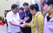 Dù khó cũng phải lo tết cho công nhân