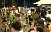 Công an trắng đêm thuyết phục người dân không tự ý về quê, chờ địa phương lên kế hoạch đón