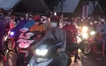 Tối 2-10, bà con miền Tây đi xe máy nối đuôi nhau từ Bình Dương về TP.HCM