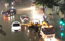 Quảng Ngãi di dời hơn 2.500 dân trong đêm, miền núi sạt lở chia cắt