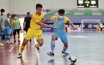 Cầu thủ futsal Khánh Hòa đeo khẩu trang thi đấu với Sahako