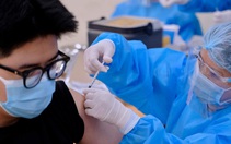 Ai được ưu tiên tiêm vắc xin mũi 3? Theo dõi phòng biến chứng sau tiêm cho trẻ ra sao?