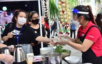 Nhộn nhịp 'check-in', thưởng thức phở tại Gala Ngày của Phở 12-12