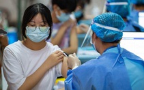 Đại học Hong Kong: 2 liều vắc xin Sinovac và Pfizer không tạo đủ kháng thể chống Omicron