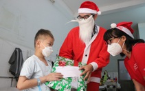 Giáng sinh của 100 trẻ đang điều trị COVID-19: Đồ bảo hộ hóa thân thành 'bà già Noel'