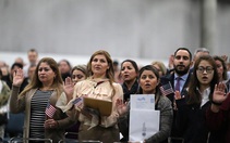 Mỹ bỏ bài kiểm tra nhập tịch thời ông Trump, quay lại các bài thi từ 2008