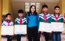 Tuyên dương 5 nam sinh nhặt được tiền trả người đánh rơi