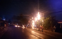 Ba cột điện ven đường bốc cháy ngùn ngụt kèm nhiều tiếng nổ