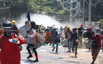 Thêm 2 người bị bắn chết ngày 8-3, phụ nữ Myanmar treo xà rông để 'ám' quân đội