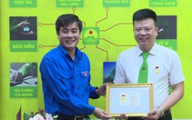 Tài xế taxi nhảy sông cứu người tự tử được nhận huy hiệu 'Tuổi trẻ dũng cảm'