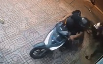 Thấy bẻ khóa xe, 'hiệp sĩ' lao vào tên trộm, giữ tài sản cho người dân