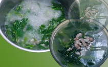 Món canh rau muống nấu đậu phộng của cha