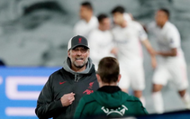 HLV Klopp ám chỉ trọng tài có 'vấn đề cá nhân' với Mane