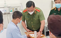 Giám đốc Công an Hà Nội đến bệnh viện trao giấy khen cho tài xế taxi bắt cướp