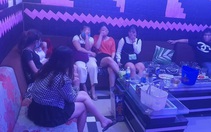 Bất chấp lệnh cấm, quán karaoke vẫn mở cho khách hát, sử dụng ma túy