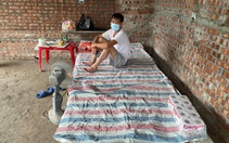 Thương bác thợ xây cách ly trong căn nhà xây dở, dân chung tay giúp đỡ