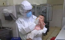 Em bé mắc COVID-19 bú sữa bình trong lòng nữ bác sĩ khiến nhiều người rơi lệ
