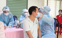 Đi tiêm vắc xin phòng COVID-19, bị tiêm 2 mũi liên tiếp trong 30 phút