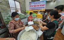 800 suất cơm 'nghĩa tình' trao tận tay chú vé số, cô ve chai, bác xe ôm
