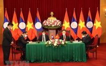 Tổng bí thư hai nước Việt, Lào chứng kiến lễ ký các văn kiện hợp tác
