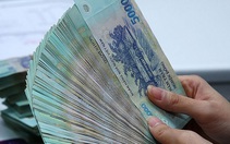 Khởi tố nhóm ngồi canh trước cổng trường cưỡng đoạt tiền học sinh