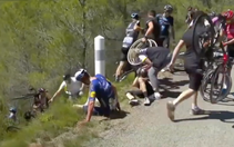 Video: Các tay đua Tour de France rơi xuống vực ở chặng 13