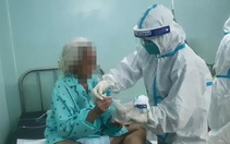 Nhân viên y tế thay nhau buộc tóc, đút cháo cho bệnh nhân COVID-19 đơn thân