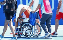 Các tay vợt, người sợ chết, người ngồi xe lăn rời sân, ITF phải lùi giờ thi đấu