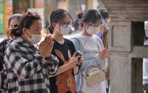 Thí sinh Hà thành 'đội nắng' đi cầu may trong kỳ thi tốt nghiệp THPT