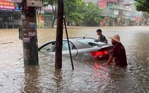 TP Lào Cai mưa lớn, nhiều ôtô chìm trong nước