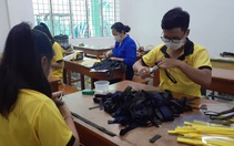 Anh đạp xe chở em xung phong đi làm mặt nạ chống giọt bắn phòng COVID-19