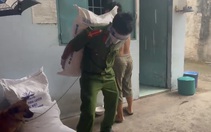 TP.HCM: Công an đội mưa, vác gạo, rau củ quả... ‘tiếp tế’ người dân khu trọ, phong tỏa