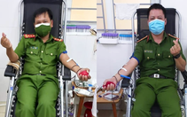 Ba chiến sĩ công an hiến máu cứu bé 6 tuổi bị đàn ong đốt