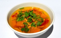 Mẹ trực bệnh viện, cha con ở nhà đơn giản tiết kiệm với canh bí ngô nấu gà khô