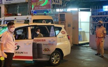 Công an và tài xế taxi phối hợp đưa một bảo vệ khó thở đi cấp cứu kịp thời