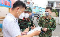 Khoác đồ bảo hộ, chiến sĩ Học viện Quân y tận tình hướng dẫn người dân TP.HCM test nhanh tại nhà