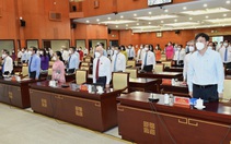 Đại biểu HĐND TP.HCM mặc niệm bệnh nhân tử vong vì COVID-19