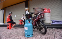 Chạy lòng vòng xin giấy đi đường
