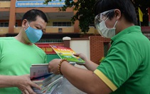 Đoàn thanh niên giúp đưa sách giáo khoa và đồ dùng học tập đến từng nhà học sinh