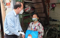 Phó bí thư Thành ủy TP.HCM thăm và tặng quà người dân khó khăn
