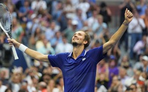 Thua 'trắng' Medvedev, Djokovic chưa thể vượt mặt Federer và Nadal