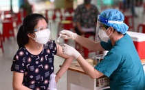 Người dân TP.HCM đi tiêm vắc xin mũi 1 'tự do'
