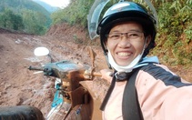 Cô giáo vào làng gieo chữ, ngã xe bùn bê bết vẫn cười: 'Mình không đi thì ai dạy bọn trẻ'