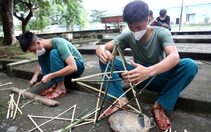 Bộ đội chẻ tre làm lồng đèn tặng trẻ em khó khăn, mồ côi vui Trung thu